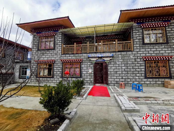 圖為林芝米林縣羌納鄉(xiāng)西嘎村村民家家戶戶發(fā)展庭院經(jīng)濟，院內(nèi)種滿了各種果樹?！≮w延 攝