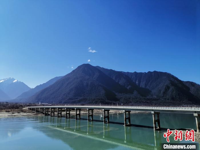 圖為現(xiàn)在已經(jīng)通車的魯霞大橋。　趙延 攝
