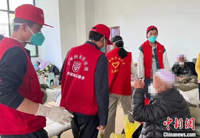 圖為得到妥善安置周到的服務(wù)，患者向志愿者豎起大拇指?！∪湛t市委宣傳部供圖