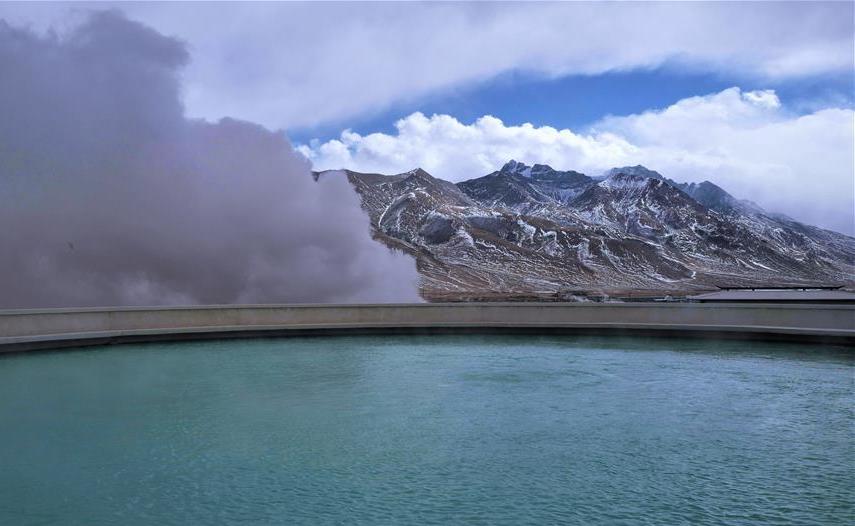 羊八井的一處溫泉和遠處的雪山。新華社記者 普布扎西攝.jpg