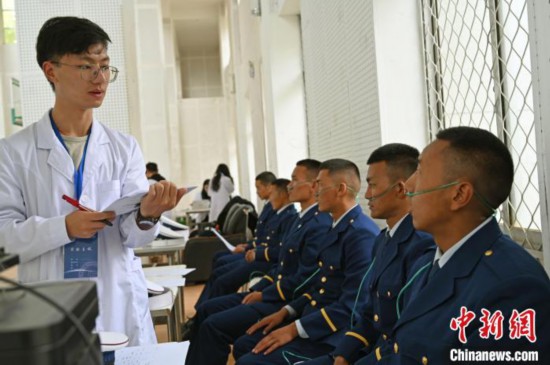 圖為研究團(tuán)隊(duì)成員登記消防員信息?！≮w朗 攝