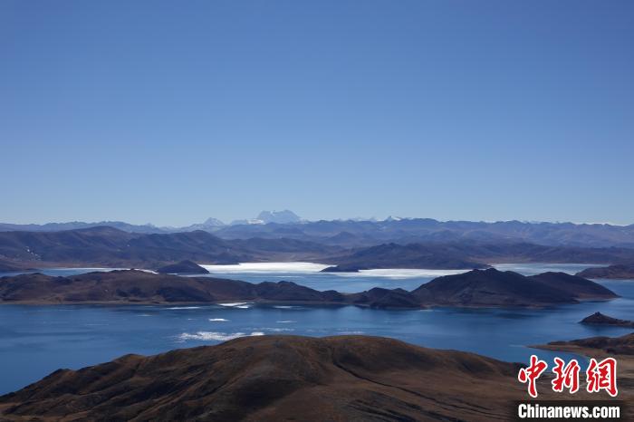 圖為從海拔約5000米的魯日拉觀景臺俯瞰羊湖?！∪轿木?攝