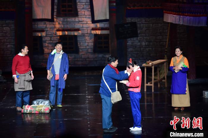 圖為西藏本土話劇《八廓街北院》演出現(xiàn)場。　貢嘎來松 攝
