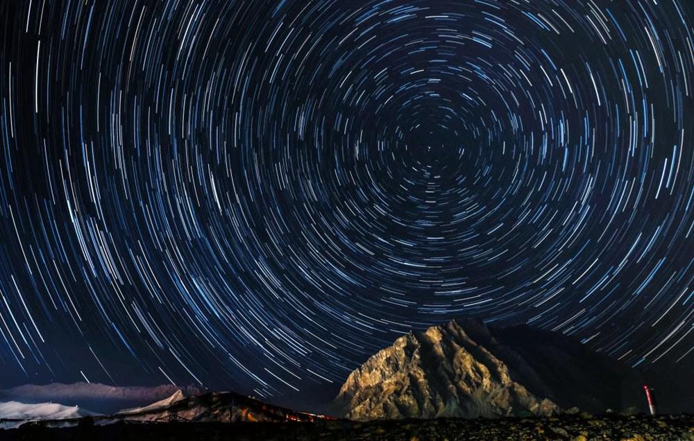 微微風(fēng)簇浪，散作滿(mǎn)河星。貢覺(jué)群培攝