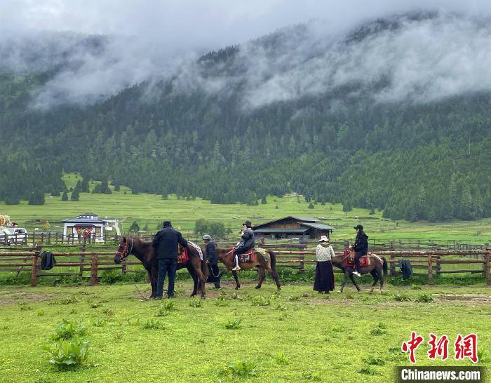 6月10日，游客在魯朗小鎮(zhèn)高山牧場景區(qū)體驗(yàn)騎馬?！∪轿木?攝