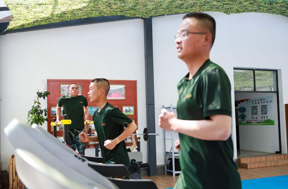官兵正在新配發(fā)的跑步機(jī)上運(yùn)動。