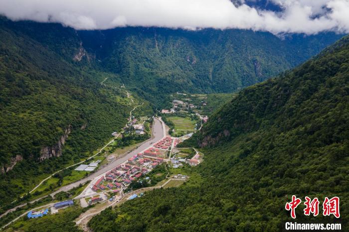 西藏山南勒布溝風(fēng)光?！〗w波 攝