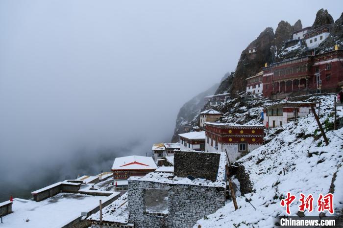 位于孜珠山頂?shù)乃聫R被云霧環(huán)繞，猶如仙境。　江飛波 攝