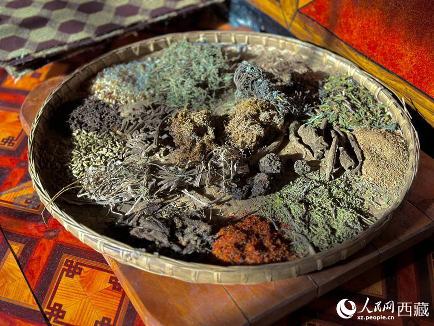 制作藏香的草本原料。人民網(wǎng)記者 次仁羅布攝