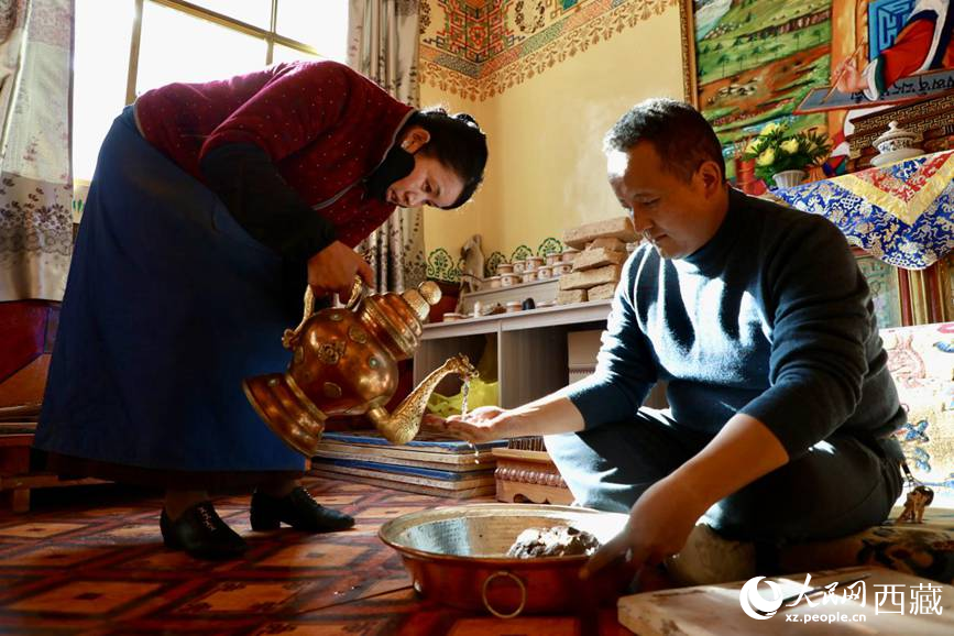 柏木泥與香料糅合成團(tuán)。人民網(wǎng)記者 次仁羅布攝