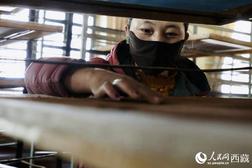 晾曬制作好的藏香。人民網(wǎng)記者 次仁羅布攝