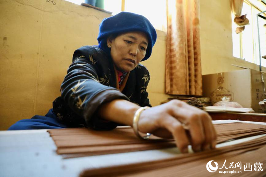 藏香廠的工人們堅(jiān)持手工制作藏香。人民網(wǎng)記者 次仁羅布攝
