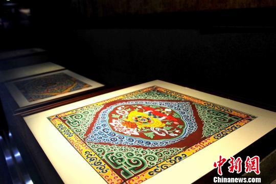 圖為藏式建筑傳統(tǒng)圖案?！?zhí)砀?攝