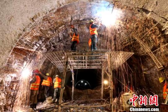 圖為施工人員正在進行隧道支護焊接作業(yè)?！￡悤?攝