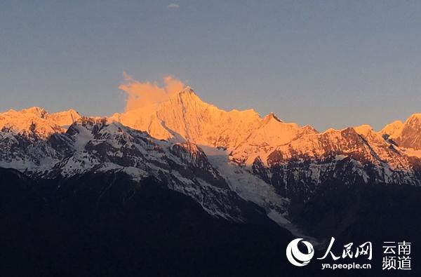 迪慶梅里雪山“日照金山”景觀。（供圖）
