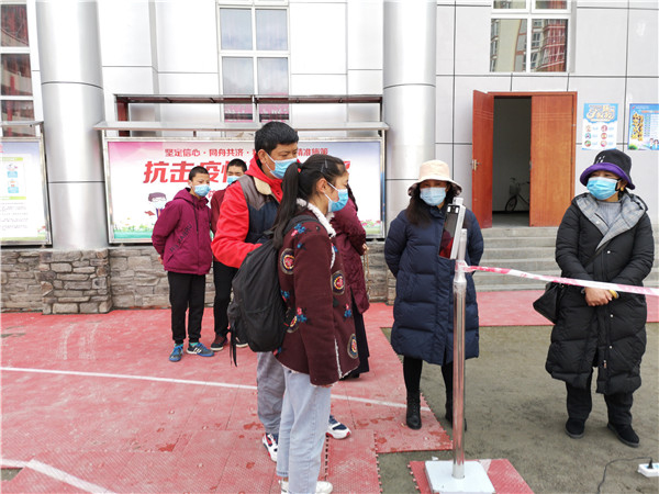 圖片默認(rèn)標(biāo)題_fororder_1、學(xué)生排隊(duì)進(jìn)入校園-攝影-左斌