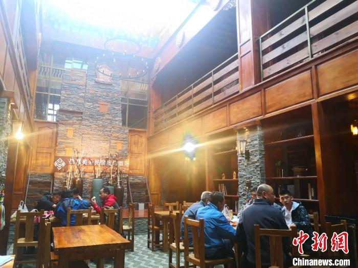 圖為扎尕那的藏式民宿酒店中，游客正在用餐?！∈缝o靜 攝