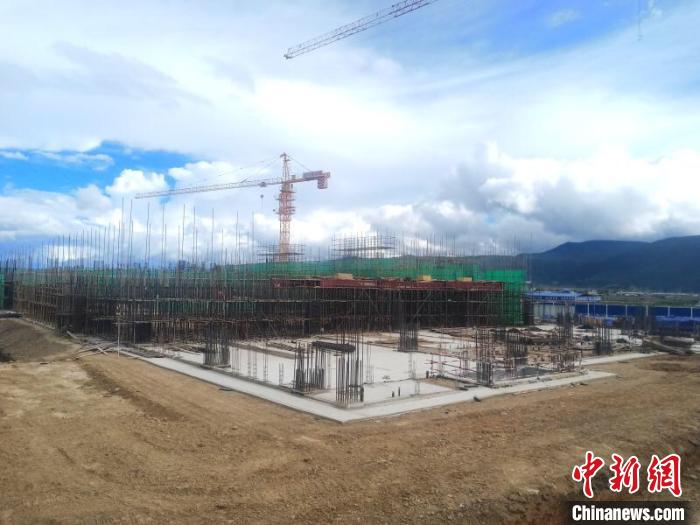 圖為香格里拉站實(shí)現(xiàn)封頂。中國鐵路昆明局集團(tuán)供圖