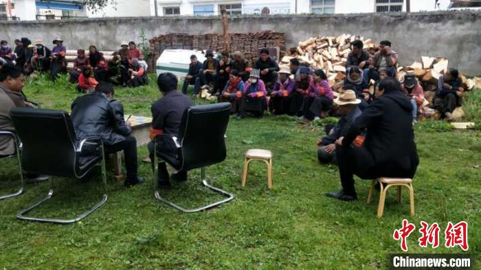 村民接受防火常識(shí)教育。若爾蓋縣林業(yè)和草原局供圖
