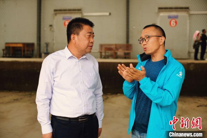 天?？h委書記李鵬(左)接受自媒體“碼頭青年”主編林飛(右)采訪?！￡I道華 攝
