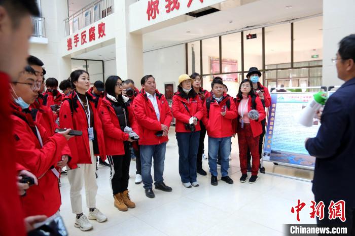 圖為中外媒體采訪三江源國(guó)家公園瀾滄江源園區(qū)生態(tài)保護(hù)成效。　張?zhí)砀?攝