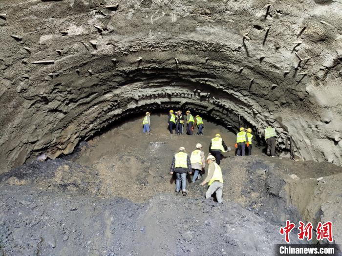 圖為久馬高速查針梁子隧道施工現(xiàn)場?！⊥貔i 攝