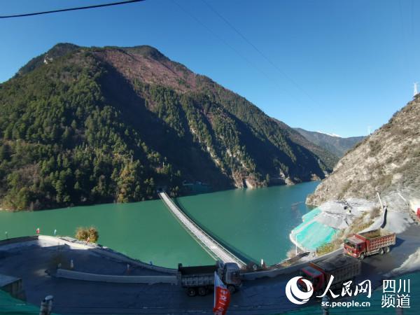 這條單跨353米索道橋，是全國最長的民用重載索道橋，技術(shù)要求高，施工難度極大。僅完成進(jìn)行便道、索道橋施工就用了一年時(shí)間。郭瑩 攝