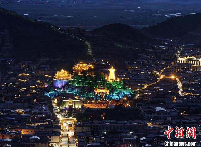 圖為滇藏茶馬古道重鎮(zhèn)獨(dú)克宗古城已成為知名旅游景點(diǎn)?！『蜁匝?攝