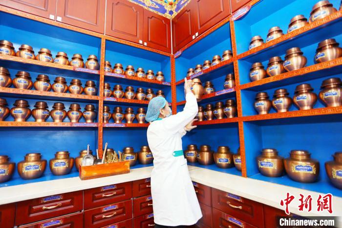 近年來，夏河縣藏醫(yī)醫(yī)院在基礎(chǔ)設施、醫(yī)療服務、業(yè)務拓展、人才梯隊、制度建設等都發(fā)生了巨大變化?！「哒?攝