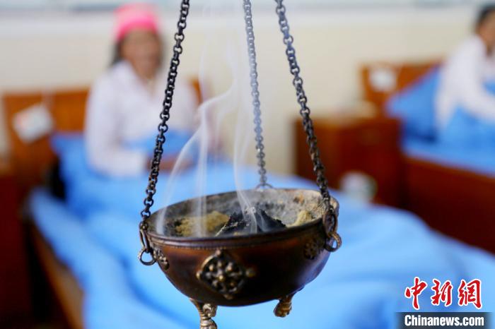 圖為藏醫(yī)熏藥療法?！「哒?攝