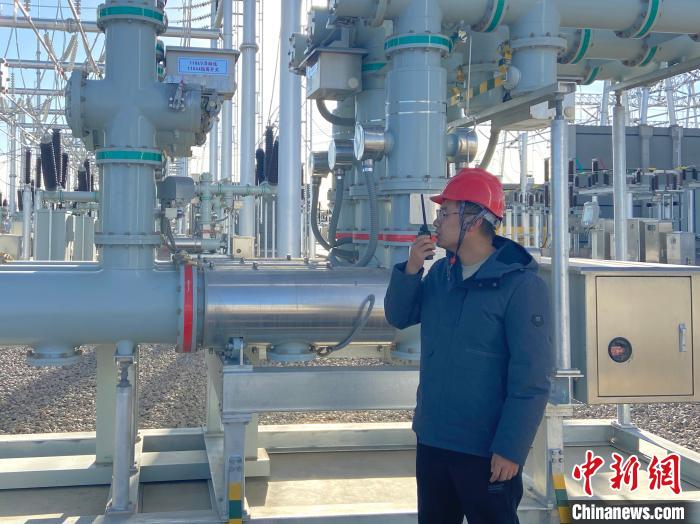圖為國(guó)網(wǎng)青海檢修公司專業(yè)人員在沙柳變電站驗(yàn)收設(shè)備?！√岂?攝