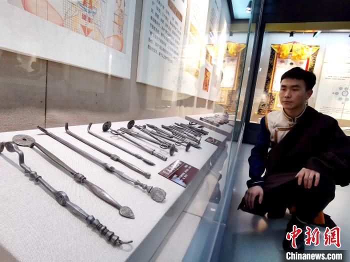 圖為陳展的藏醫(yī)手術(shù)器械?！?zhí)砀?攝