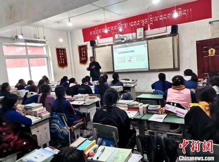 學生在免費輔導班上課?！∧岈敵?攝