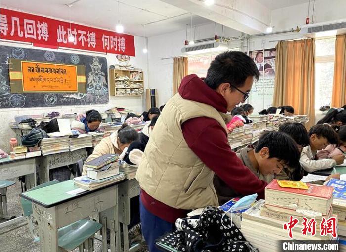 學生在免費輔導班上課?！∧岈敵?攝
