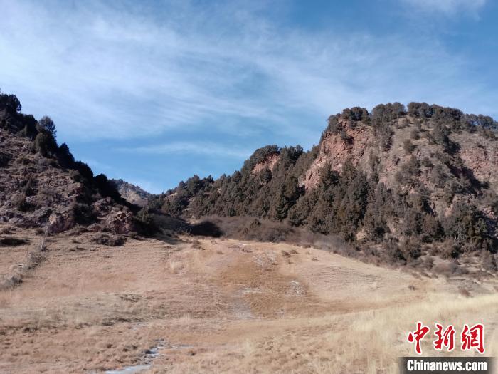 圖為坎布拉外圍地區(qū)的古火山口。孫揚(yáng)益 供圖 孫揚(yáng)益 供圖 攝
