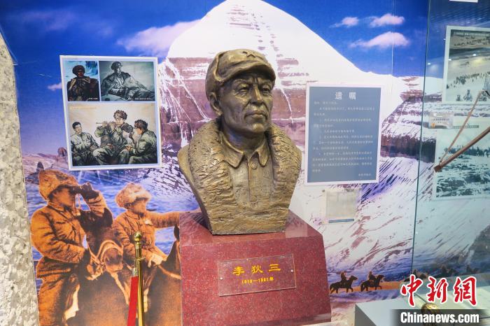 圖為南疆軍區(qū)某合成團1連榮譽室，雕像是進藏先遣英雄連總指揮李狄三。　楊程晨 攝