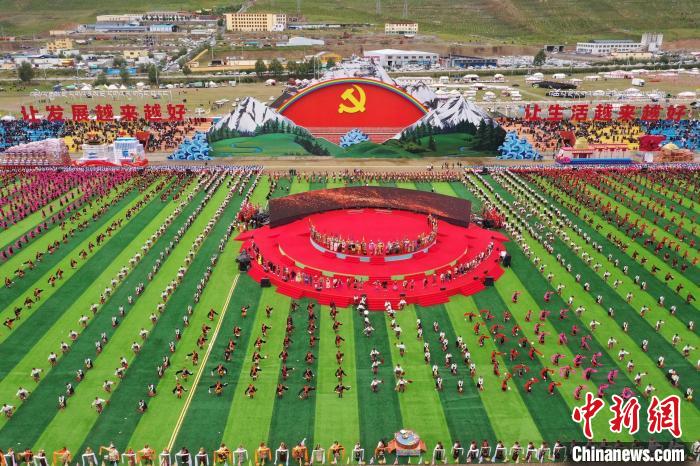 圖為玉樹藏族自治州成立70周年慶祝大會(huì)現(xiàn)場(chǎng)。　馬銘言 攝