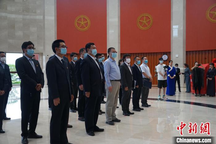 圖為掛牌儀式現(xiàn)場(chǎng)?！∨擞隄?攝