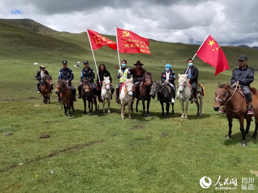 馬背宣講隊。巴登攝