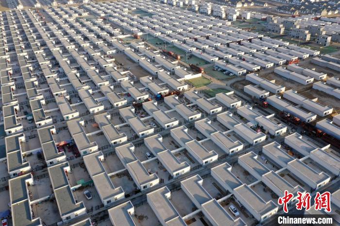 圖為蘭州新區(qū)移民安置區(qū)?！《P 攝