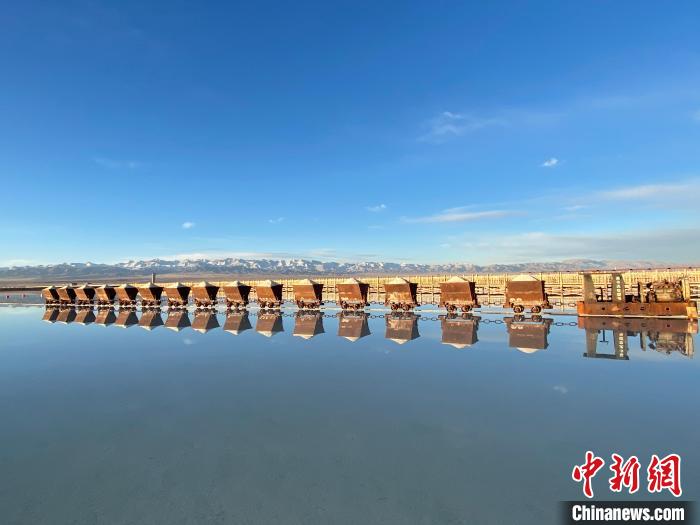 圖為小火車(chē)倒影在湖中，湖面如圖明鏡一般?！●R翔 攝