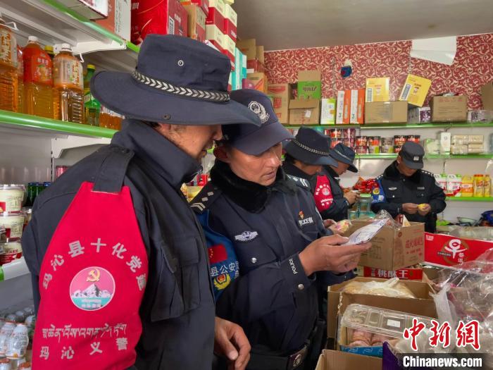 圖為派出所民警和義警對沿街店鋪檢查?！∑罾C娟 攝