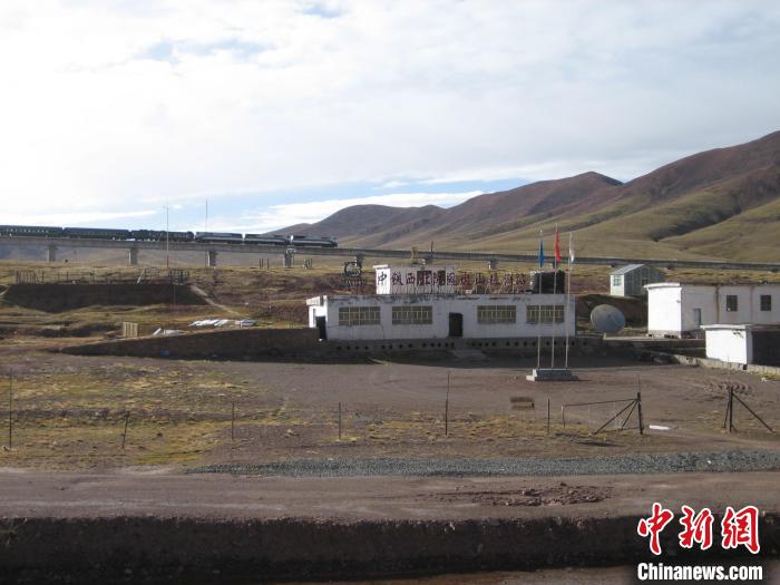 圖為青藏鐵路通車后列車經(jīng)過中鐵西北院風(fēng)火山觀測站。(資料圖) 中鐵西北科學(xué)研究院供圖