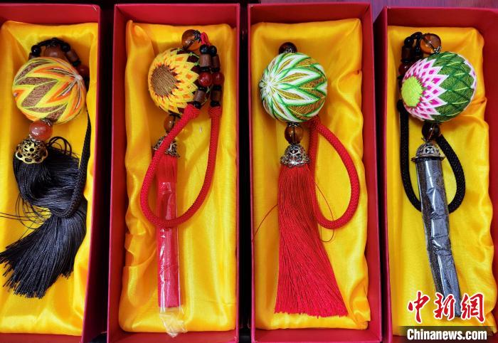 圖為藏繡手工藝品?！∑钤鲚?攝