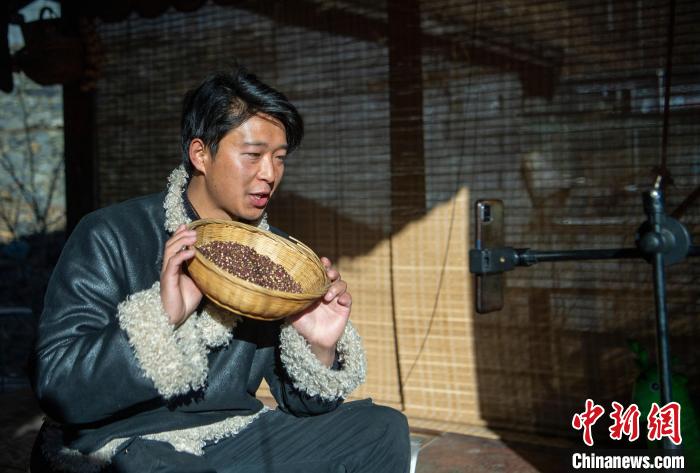 洛桑在鏡頭前介紹家鄉(xiāng)特產(chǎn)。　劉忠俊 攝