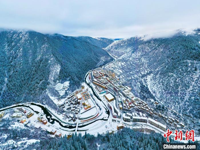 壤塘的雪后美景?！∪捞量h融媒體中心供圖