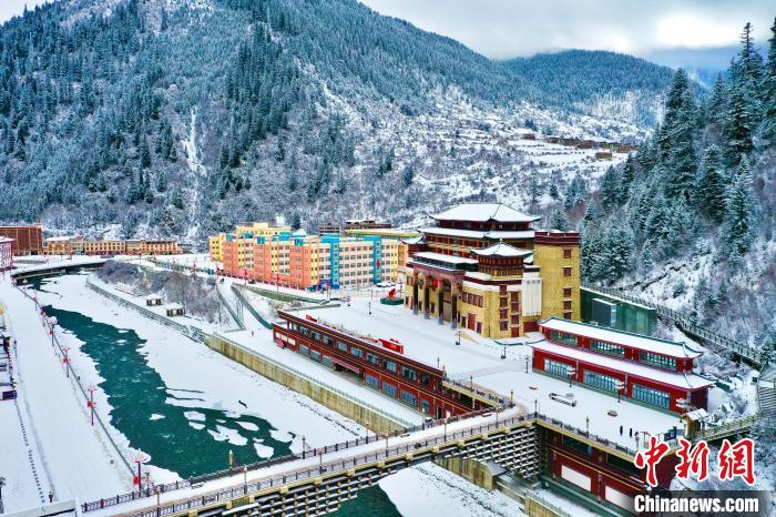 壤塘的雪后美景?！∪捞量h融媒體中心供圖