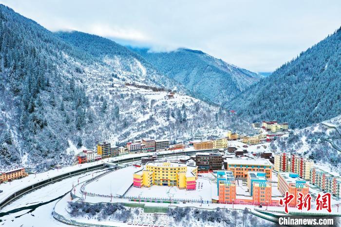 壤塘的雪后美景?！∪捞量h融媒體中心供圖