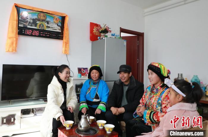 新家是兩層小樓房，一樓布置得充滿現(xiàn)代感，喝著藏式奶茶，一家人聊著今年春節(jié)怎么過(guò)?！《∷?攝
