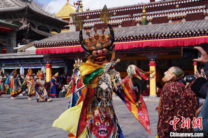 圖為塔爾寺僧侶進行“跳欠”儀式?！●R銘言 攝